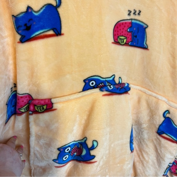 The Oodie Cat Print Wearable Hooded Blanket, size 14+ - Picture 6 of 7